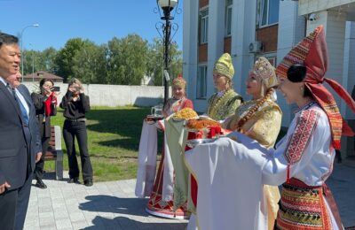 Торжественная встреча делегации г. Шихэцзы во главе с Мэром господином Гэ Чжихуэй
