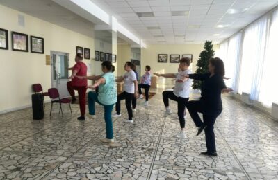 Для участников народного хора ветеранов продолжаются занятия по «линейным танцам»
