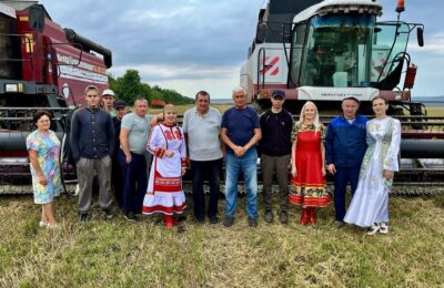 Агитбригада Тетюшского районного Дома культуры выступила с концертной программой перед сельскими тружениками ООО «Маяк» в селе Льяшево.