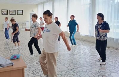 Участники народного хора ветеранов в Тетюшском районном Доме культуры с радостью осваивают «Линейные танцы»